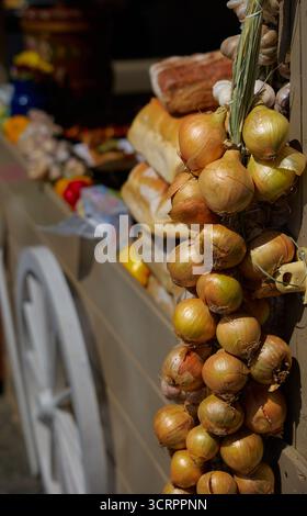 Street Food. Marktstand. Zwiebelzweig. Marktplatz. Krakau, Polen, Rynek Glowny. Stockfoto