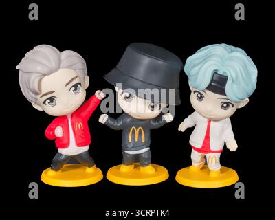 Palm Springs, Kalifornien, USA. September 2025. Palm Springs, Kalifornien, 23. September 2025: McDonald's lanciert die Encore Edition seiner TinyTAN Happy Meal Promotion mit Sammlerspielzeug, inspiriert von BTS, der siebenköpfigen südkoreanischen Popgruppe, die weltweit für ihre rekordbrechende Musik und kulturellen Einflüsse bekannt ist. TinyTAN sind Chibi-Charaktere, die von Big Hit Entertainment (jetzt HYBE) als Vertreter von BTS-Mitgliedern geschaffen wurden. Hier sehen Sie Encore Edition TinyTAN Figuren von RM (links, rote Jacke), Jung Kook (Mitte, schwarzes Outfit und Hut) und Suga (rechts, weiß und rot mit blaublauem Stockfoto