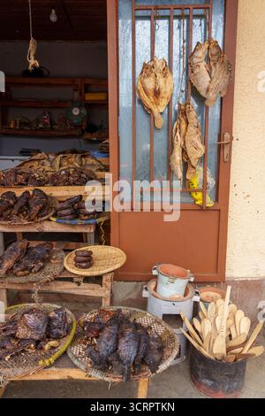 Kigali Ruanda - 3. September 2025; Ladenfront zeigt getrockneten Fisch in Straßen- und Stadtszene in afrikanischer Stadt Stockfoto