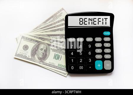 Rechner mit dem Wort Benefit auf dem Display. Geld-, Finanz- und Geschäftskonzept Stockfoto