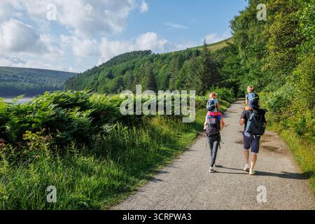Familienspaziergang, Kinder reiten auf Schultern entlang des Howden Reservoir Stockfoto