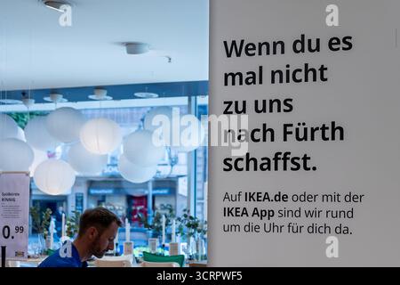 IKEA eröffnete Popup Store im ehemaligen Kaufhofgebäude in Nürnberger Innenstadt, Nürnberg, 02.10.2025 Werbeplakat im Ikea Popup Store in Nürnberg mit dem Hinweis auf die Online-Angebote von Ikea und die stationäre Filiale in Fürth. Die Botschaft ist Teil der Kundenkommunikation im Rahmen des temporären Innenstadtprojekts im ehemaligen Kaufhofgebäude. Nürnberg Bayern Deutschland *** Ikea eröffnet Pop-up Store im ehemaligen Kaufhof in Nürnberg, Nürnberg, 02 10 2025 Werbeplakat im Ikea Pop-up Store in Nürnberg mit Bezug auf Ikeas Online-Angebote und den Stationar Stockfoto