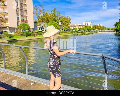 Cesenatico-Italien- 7. September 2025: Die Menschen entspannen im Sommer an der Strandküste. Stockfoto