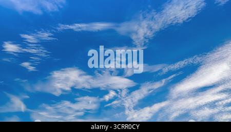 Hellblauer Himmel mit feinen Zirruswolken, abstrakter Naturhintergrund Stockfoto