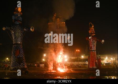 Delhi, Delhi, Indien. Oktober 2025. Die Menschen beobachten die Verbrennung des Bildnisses des Dämonenkönigs Ravana, einer bösen Figur von Ramayan, anlässlich des Dusshera- oder Vijaya-Dashami-Festivals in den alten Vierteln von Delhi, Indien am 2. Oktober 2025. (Kreditbild: © Kabir Jhangiani/ZUMA Press Wire) NUR REDAKTIONELLE VERWENDUNG! Nicht für kommerzielle ZWECKE! Stockfoto
