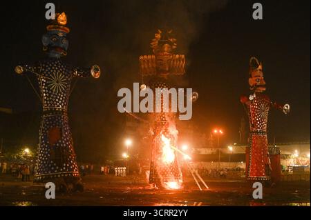 Delhi, Delhi, Indien. Oktober 2025. Die Menschen beobachten die Verbrennung des Bildnisses des Dämonenkönigs Ravana, einer bösen Figur von Ramayan, anlässlich des Dusshera- oder Vijaya-Dashami-Festivals in den alten Vierteln von Delhi, Indien am 2. Oktober 2025. (Kreditbild: © Kabir Jhangiani/ZUMA Press Wire) NUR REDAKTIONELLE VERWENDUNG! Nicht für kommerzielle ZWECKE! Stockfoto