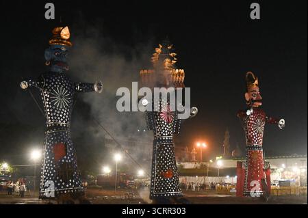 Delhi, Delhi, Indien. Oktober 2025. Die Menschen beobachten die Verbrennung des Bildnisses des Dämonenkönigs Ravana, einer bösen Figur von Ramayan, anlässlich des Dusshera- oder Vijaya-Dashami-Festivals in den alten Vierteln von Delhi, Indien am 2. Oktober 2025. (Kreditbild: © Kabir Jhangiani/ZUMA Press Wire) NUR REDAKTIONELLE VERWENDUNG! Nicht für kommerzielle ZWECKE! Stockfoto