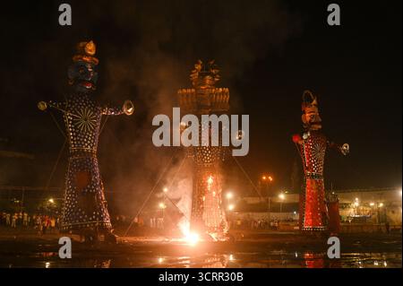 Delhi, Delhi, Indien. Oktober 2025. Die Menschen beobachten die Verbrennung des Bildnisses des Dämonenkönigs Ravana, einer bösen Figur von Ramayan, anlässlich des Dusshera- oder Vijaya-Dashami-Festivals in den alten Vierteln von Delhi, Indien am 2. Oktober 2025. (Kreditbild: © Kabir Jhangiani/ZUMA Press Wire) NUR REDAKTIONELLE VERWENDUNG! Nicht für kommerzielle ZWECKE! Stockfoto