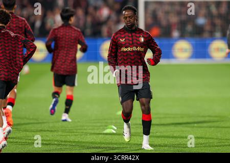 Rotterdam, Niederlande. Oktober 2025. ROTTERDAM, NIEDERLANDE - 2. OKTOBER: Aufwärmphase von Jordan Lotomba of Feyenoord während der UEFA Europa League, League-Phase, MD2-Spiel zwischen Feyenoord und Aston Villa im Stadion Feijenoord am 2. Oktober 2025 in Rotterdam, Niederlande. (Foto von Hans van der Valk/Orange Pictures) Credit: Orange Pics BV/Alamy Live News Stockfoto