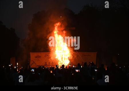 SRINAGAR, INDIEN - 2. OKTOBER: Ein Bildnis des Dämonenkönigs Ravana brennt während der Feierlichkeiten des Dussehra Festivals am 2. Oktober 2025 in Srinagar, Indien. Das Festival von Vijayadashmi oder Dussehra wird heute im ganzen Land gefeiert. Der Tag markiert auch den Höhepunkt von Navratri und Durga Puja. Das Festival wird gefeiert, um Lord Rams Sieg über Ravana zu gedenken, der den Triumph des Guten über das Böse markiert. Als Symbol dafür werden riesige Bildnisse des Dämonenkönigs Ravana, seines Bruders Kumbhakarna und seines Sohnes Meghnad verbrannt. Foto: Waseem Andrabi/Hindustan Times Dussehra feierte im ganzen Land Stockfoto