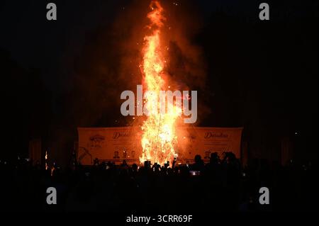 SRINAGAR, INDIEN - 2. OKTOBER: Ein Bildnis des Dämonenkönigs Ravana brennt während der Feierlichkeiten des Dussehra Festivals am 2. Oktober 2025 in Srinagar, Indien. Das Festival von Vijayadashmi oder Dussehra wird heute im ganzen Land gefeiert. Der Tag markiert auch den Höhepunkt von Navratri und Durga Puja. Das Festival wird gefeiert, um Lord Rams Sieg über Ravana zu gedenken, der den Triumph des Guten über das Böse markiert. Als Symbol dafür werden riesige Bildnisse des Dämonenkönigs Ravana, seines Bruders Kumbhakarna und seines Sohnes Meghnad verbrannt. Foto: Waseem Andrabi/Hindustan Times Dussehra feierte im ganzen Land Stockfoto