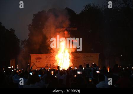 SRINAGAR, INDIEN - 2. OKTOBER: Ein Bildnis des Dämonenkönigs Ravana brennt während der Feierlichkeiten des Dussehra Festivals am 2. Oktober 2025 in Srinagar, Indien. Das Festival von Vijayadashmi oder Dussehra wird heute im ganzen Land gefeiert. Der Tag markiert auch den Höhepunkt von Navratri und Durga Puja. Das Festival wird gefeiert, um Lord Rams Sieg über Ravana zu gedenken, der den Triumph des Guten über das Böse markiert. Als Symbol dafür werden riesige Bildnisse des Dämonenkönigs Ravana, seines Bruders Kumbhakarna und seines Sohnes Meghnad verbrannt. Foto: Waseem Andrabi/Hindustan Times Dussehra feierte im ganzen Land Stockfoto