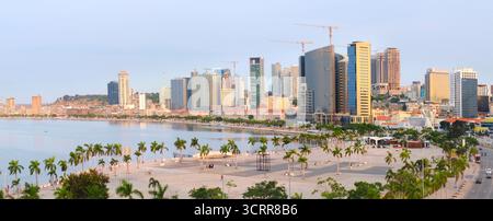 Panorama der Innenstadt von Luanda - modernes Finanzzentrum. Luanda, Angola Stockfoto