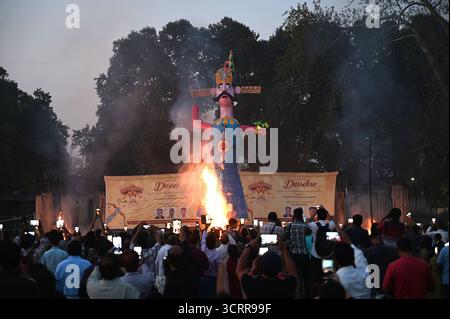 SRINAGAR, INDIEN - 2. OKTOBER: Ein Bildnis des Dämonenkönigs Ravana brennt während der Feierlichkeiten des Dussehra Festivals am 2. Oktober 2025 in Srinagar, Indien. Das Festival von Vijayadashmi oder Dussehra wird heute im ganzen Land gefeiert. Der Tag markiert auch den Höhepunkt von Navratri und Durga Puja. Das Festival wird gefeiert, um Lord Rams Sieg über Ravana zu erinnern, der den Triumph des Guten über das Böse markiert. Als Symbol dafür werden riesige Bildnisse des Dämonenkönigs Ravana, seines Bruders Kumbhakarna und seines Sohnes Meghnad verbrannt. (Foto: Waseem Andrabi/Hindustan Times/SIPA USA) Stockfoto