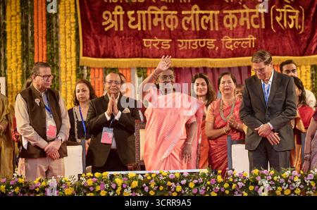 NEW DELHI, INDIEN - 2. OKTOBER: Präsident Droupadi Murmu hält während des Festivals „Dussehra“ (Vijayadashami), das vom Shri Dharmik Leela Committee, Rotes Fort am 2. Oktober 2025 in Neu-Delhi, Indien, organisiert wurde, feierlich Pfeil und Bogen ab. Das Festival von Vijayadashmi oder Dussehra wird heute im ganzen Land gefeiert. Der Tag markiert auch den Höhepunkt von Navratri und Durga Puja. Das Festival wird gefeiert, um Lord Rams Sieg über Ravana zu erinnern, der den Triumph des Guten über das Böse markiert. (Foto: Raj K Raj/Hindustan Times/SIPA USA) Stockfoto