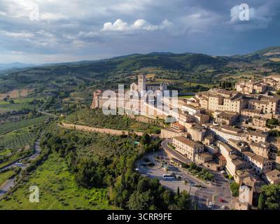 Blick aus der Vogelperspektive auf das historische Zentrum von Assisi Stockfoto