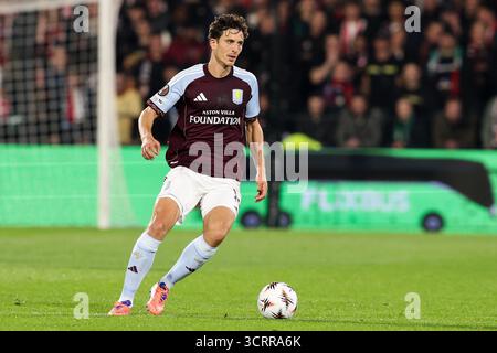Rotterdam, Niederlande. Oktober 2025. ROTTERDAM, NIEDERLANDE - 2. OKTOBER: Pau Torres von Aston Villa in Aktion während der UEFA Europa League, League-Phase, MD2-Spiel zwischen Feyenoord und Aston Villa im Stadion Feijenoord am 2. Oktober 2025 in Rotterdam. (Foto von Hans van der Valk/Orange Pictures) Credit: Orange Pics BV/Alamy Live News Stockfoto