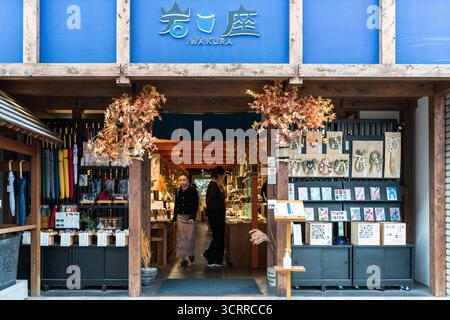 TOKIO, JAPAN - 28. OKTOBER 2024 - Horizontales Bild eines kleinen Kunsthandwerksgeschäfts in der Nähe des Bahnhofs Kichijoji in Tokio. Stockfoto