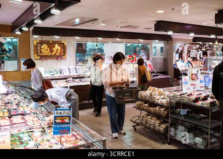 TOKIO, JAPAN - 28. OKTOBER 2024 - Horizontales Bild der Kunden im Supermarkt in der Nähe des Bahnhofs Kichijoji in Tokio. Stockfoto