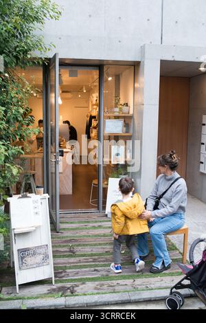 TOKIO, JAPAN - 28. OKTOBER 2024 - vertikales Bild der Vorderseite des Coffee Shops in Tokio Stockfoto