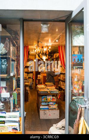TOKIO, JAPAN - 28. OKTOBER 2024 - Vertikales Bild der Vorderseite des wunderschönen Buchladens in Tokio Stockfoto
