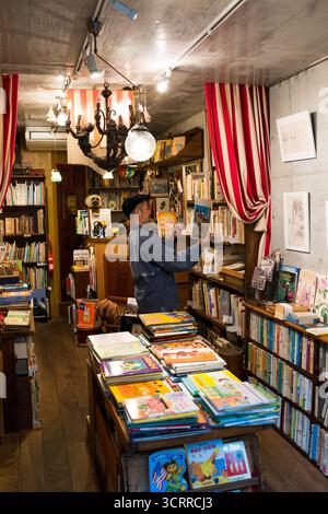 TOKIO, JAPAN - 28. OKTOBER 2024 - vertikales Bild des Innenraums des wunderschönen Buchladens in Tokio Stockfoto