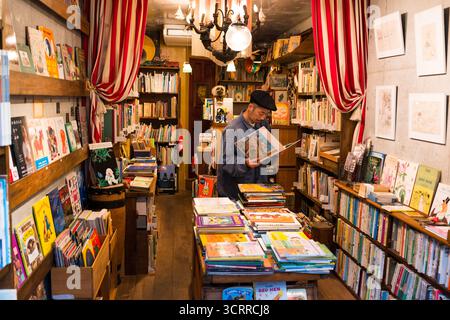 TOKIO, JAPAN - 28. OKTOBER 2024 - Horizontales Bild des Innenraums des wunderschönen Buchladens in Tokio Stockfoto