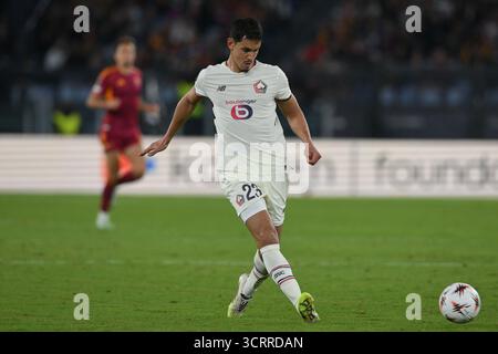 Rom, Italien. Oktober 2025. Aissa Mandi aus Lille tritt am 2. Oktober 2025 im Olimpico-Stadion in Rom, Italien, beim Spiel der UEFA Europa League zwischen A.S.Roma und Lille in den Ball. Während des Spiels AS Roma vs LOSC Lille, Football Europa League in Rom, Italien, 02. Oktober 2025 Credit: Independent Photo Agency/Alamy Live News Stockfoto
