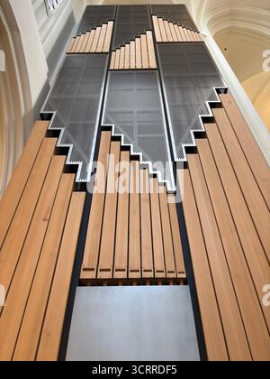 Moderne hölzerne Pfeifenorgel in einer schwedischen Kirche Stockfoto