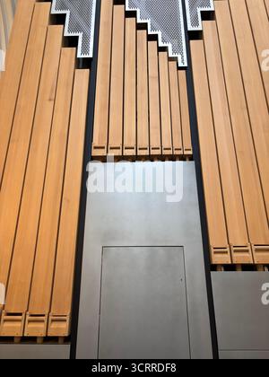 Moderne hölzerne Pfeifenorgel in einer schwedischen Kirche Stockfoto