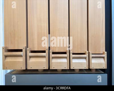 Moderne hölzerne Pfeifenorgel in einer schwedischen Kirche Stockfoto