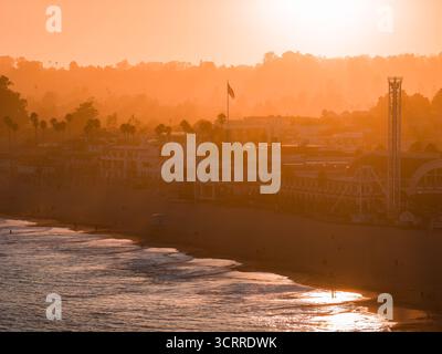Blick bei Sonnenuntergang von Santa Cruz Beach Boardwalk und Riesenspringer Stockfoto