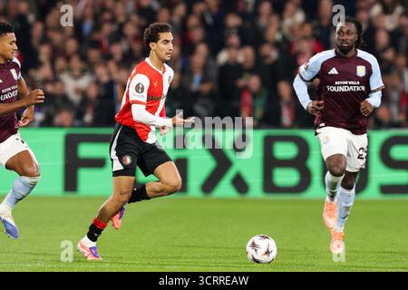 Rotterdam, Niederlande. Oktober 2025. ROTTERDAM, NIEDERLANDE - 2. OKTOBER: Oussama Targhalline aus Feyenoord spielt mit dem Ball während der UEFA Europa League, Ligaperiode, MD2-Spiel zwischen Feyenoord und Aston Villa am 2. Oktober 2025 im Stadion Feijenoord in Rotterdam, Niederlande. (Foto von Hans van der Valk/Orange Pictures) Credit: Orange Pics BV/Alamy Live News Stockfoto