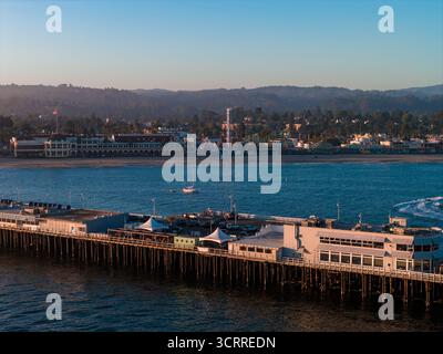 Blick aus der Vogelperspektive auf die Santa Cruz Beach Boardwalk und die Achterbahn mit Riesenlappen Stockfoto