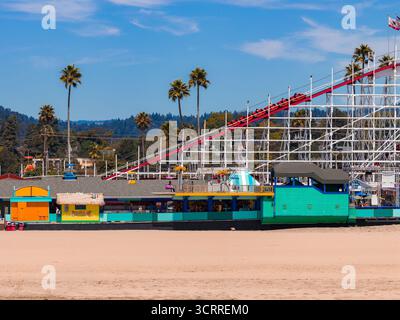Blick aus der Vogelperspektive auf die Santa Cruz Beach Boardwalk und die Achterbahn mit Riesenlappen Stockfoto