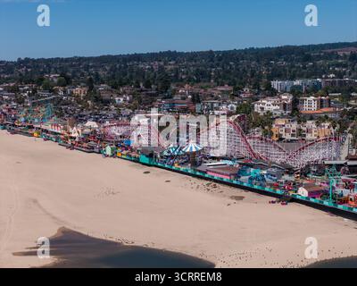 Blick aus der Vogelperspektive auf die Santa Cruz Beach Boardwalk und die Achterbahn mit Riesenlappen Stockfoto