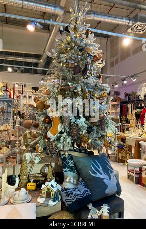 SLOWAKEI, POPRAD - 29. DEZEMBER 2024: Das Stadtzentrum von Poprad strahlt in einer magischen Weihnachtsatmosphäre mit festlichen Lichtern, geschmückten Bäumen, Stockfoto