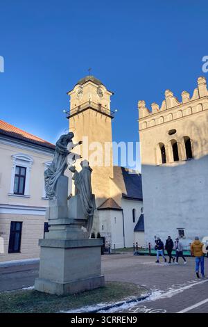 SLOWAKEI, POPRAD - 29. DEZEMBER 2024: Die Kirche St. Egidius in Poprad, Slowakei, steht als historisches gotisches Wahrzeichen mit einem hohen Turm und einer Kultur Stockfoto