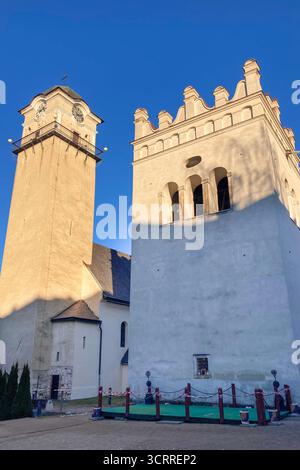 SLOWAKEI, POPRAD - 29. DEZEMBER 2024: Die Kirche St. Egidius in Poprad, Slowakei, steht als historisches gotisches Wahrzeichen mit einem hohen Turm und einer Kultur Stockfoto