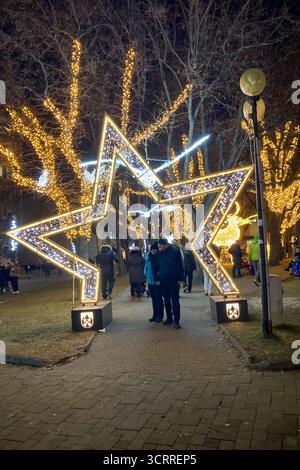 SLOWAKEI, POPRAD - 29. DEZEMBER 2024: Das Stadtzentrum von Poprad strahlt in einer magischen Weihnachtsatmosphäre mit festlichen Lichtern, geschmückten Bäumen, Stockfoto