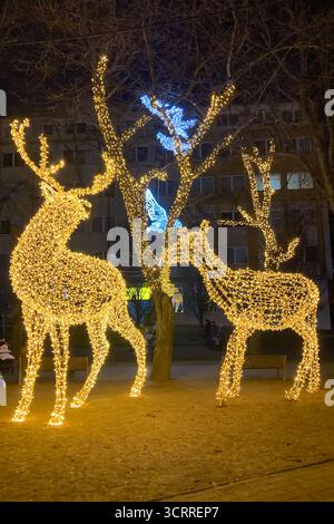 SLOWAKEI, POPRAD - 29. DEZEMBER 2024: Das Stadtzentrum von Poprad strahlt in einer magischen Weihnachtsatmosphäre mit festlichen Lichtern, geschmückten Bäumen, Stockfoto