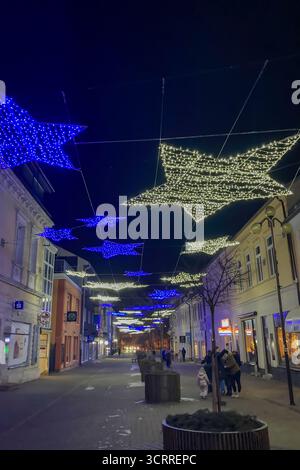 SLOWAKEI, POPRAD - 29. DEZEMBER 2024: Das Stadtzentrum von Poprad strahlt in einer magischen Weihnachtsatmosphäre mit festlichen Lichtern, geschmückten Bäumen, Stockfoto