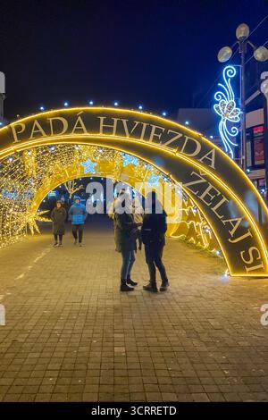 SLOWAKEI, POPRAD - 29. DEZEMBER 2024: Das Stadtzentrum von Poprad strahlt in einer magischen Weihnachtsatmosphäre mit festlichen Lichtern, geschmückten Bäumen, Stockfoto