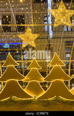SLOWAKEI, POPRAD - 29. DEZEMBER 2024: Das Stadtzentrum von Poprad strahlt in einer magischen Weihnachtsatmosphäre mit festlichen Lichtern, geschmückten Bäumen, Stockfoto