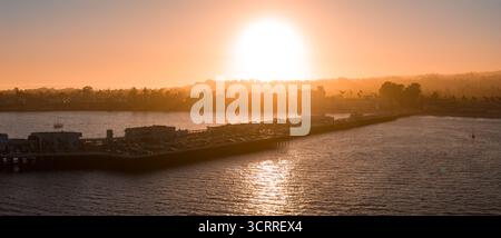 Blick auf den Santa Cruz Pier und die Küstenstadt Silhouette bei Sonnenuntergang aus der Vogelperspektive Stockfoto