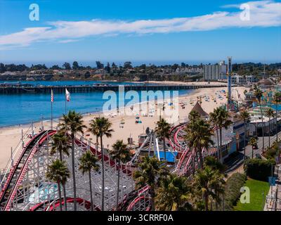 Blick aus der Vogelperspektive auf Santa Cruz Beach und die Achterbahn mit Riesenlappen Stockfoto