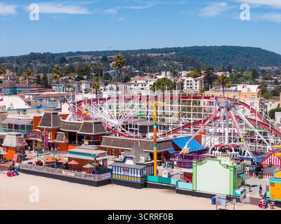 Blick aus der Vogelperspektive auf die Santa Cruz Beach Boardwalk und die Achterbahn mit Riesenlappen Stockfoto
