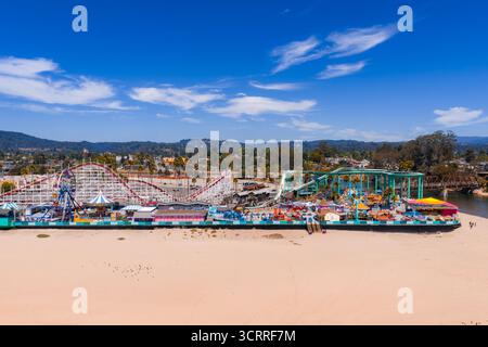 Blick aus der Vogelperspektive auf den Santa Cruz Beach Boardwalk und den riesigen Pendelwagen-Achterbahn Stockfoto