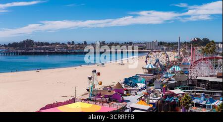 Blick aus der Vogelperspektive auf die Santa Cruz Beach Boardwalk und die Achterbahn mit Riesenlappen Stockfoto