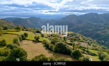 Grüne Berglandschaft mit dramatischen Wolken und sanften Hügeln Stockfoto